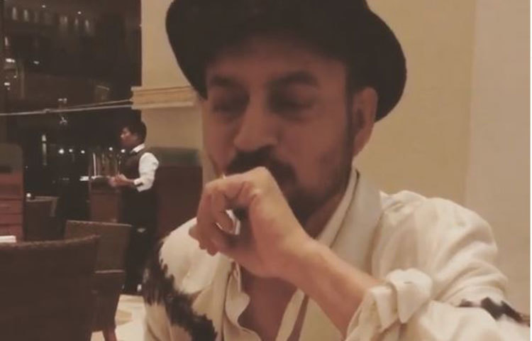 বাবার এই ছবি তুলেছিলো ছেলে। আজ তা কেবলই স্মৃতি।