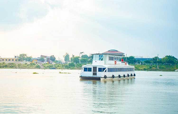 শীতলক্ষ্যার বুকে ভাসছে ‘আয়রন’। এতে ভ্রমণে বুকিং এর জন্য যোগাযোগ করুন: ইকো মেরিন, ই-মেইল: ecomarinebd@gmail.com; nazmulsahos@gmail.com