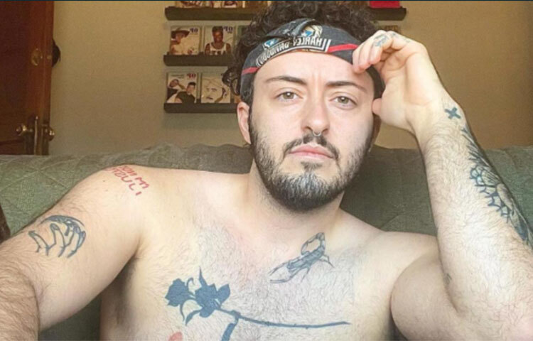 তিনি দ্বিধাগস্ত এক রূপান্তরকামী। এমনটা না হলে এই সমস্যায় পড়তেন না। কারণ তিনি নিজের শরীরকেই বারবার বদলাতে চাইছেন। রূপান্তরের কামনা পূরণ হয়েও হচ্ছে না। ছবি: সংগৃহীত