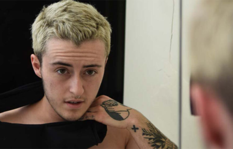 ইশার বর্তমান বয়স ২৬। তবে তিনি নিজেকে রূপান্তরকামী বলে ঘোষণা করেন ১৯ বছর বয়সেই। তখন থেকেই শুরু হয় তার পুরুষ হওয়ার প্রক্রিয়া। ছবি: সংগৃহীত