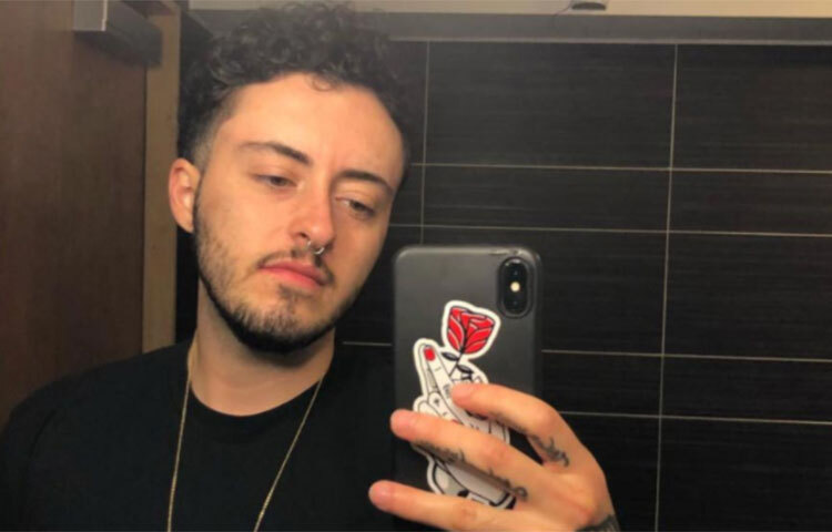 টানা ছয় বছর হরমোন চিকিৎসার পর পুরদস্তুর পুরুষ হয়ে ওঠেন তিনি। নিজের ছবি দিয়ে ইশা লিখেছেন, জন্মগত পুরুষের সঙ্গে আমার  পার্থক্য  করা যেত না তখন। ছবি: সংগৃহীত