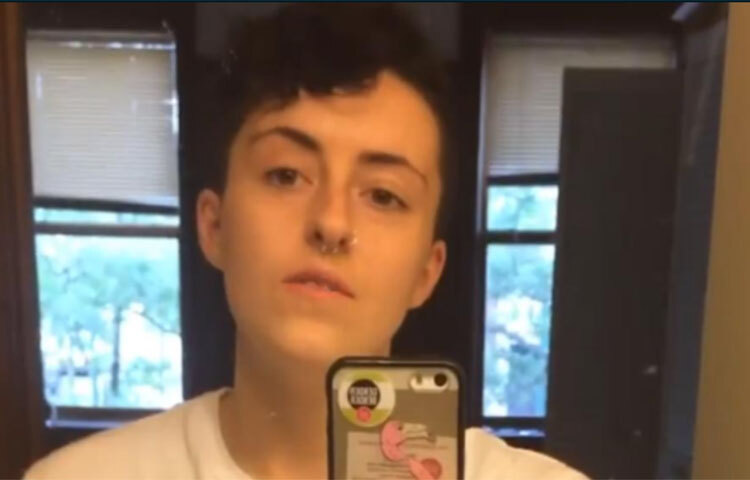 আগের জীবনের বর্ণনা দিতে গিয়ে ইশা লিখেছিলেন, ‘ছোটবেলায় আবার একটু ছেলে ছেলে ভাব থাকলেও পরের দিকে আমি কিন্তু একজন সাধারণ তরুণীই ছিলাম।’ ছবি: সংগৃহীত