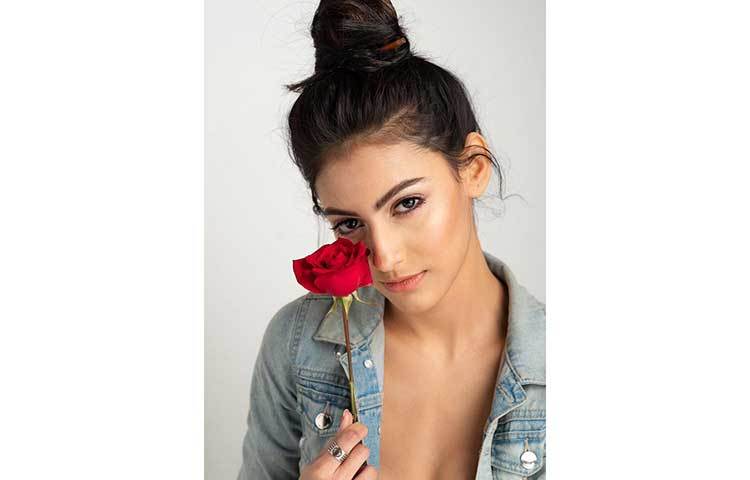 গোলাপে মুগ্ধ জেসিয়া।