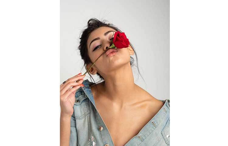 দুষ্টুমিতে মেতেছেন জেসিয়া।