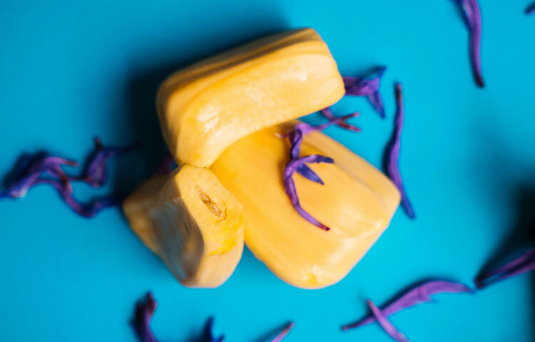 কাঁঠাল নিয়মিত খেলে পাইলস এবং কোলন ক্যানসারের আশঙ্কা কমে যায়। কাঁঠালে আয়রন থাকে যা রক্তে লোহিতকণিকার পরিমাণ বাড়ায়। রক্তাল্পতায় যারা ভুগছেন তাদের কাঁঠাল খাওয়া উচিত। ছবি: সংগৃহীত