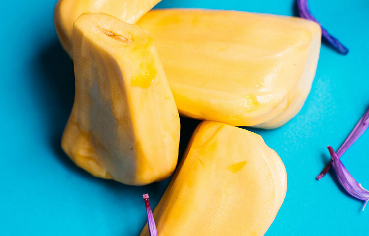 কাঁঠালে রয়েছে প্রচুর পরিমাণ ভিটামিন ‘এ’ এবং বিটা ক্যারোটিন। চোখ ভালো রাখতে ভিটামিন ‘এ’ যে অপরিহার্য তা কে না জানেন! এই ফলে রয়েছে সোডিয়াম এবং পটাসিয়াম যা শরীরের ইলেকট্রোলাইট ব্যালেন্সকে ঠিক রাখে। এর ফলে রক্তচাপ নিয়ন্ত্রণে থাকে এবং হার্টও ভালো থাকে। ছবি: সংগৃহীত