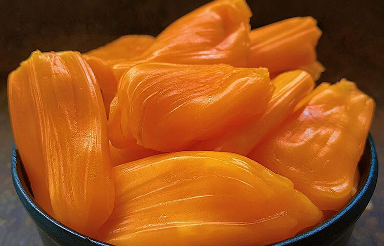 কাঁঠাল ফাইবার-সমৃদ্ধ ফল হওয়ায় হজমশক্তি বাড়ায় এবং পেট পরিষ্কার রাখে। কাঁঠালে ক্যালশিয়াম থাকে যা হাড় শক্ত রাখে। ছবি: সংগৃহীত