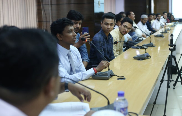 সনদ প্রদান ও পুরস্কার বিতরণ অনুষ্ঠানে বক্তব্য রাখছেন অংশগ্রহণকারীরা। ছবি: মাহবুব আলম