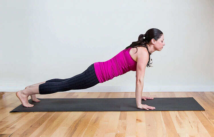 কুম্ভাকাসন: উপুড় হয়ে শুয়ে হাতের সাহায্যে গোটা দেহ উপরে তুলতে হবে। হাত ও পা টান টান করতে হবে। পায়ের পাতার উপর দেহের ভার ব্যালেন্স করতে হবে। পেটের চর্বি ও পেশীকে টানটান করে এই আসন। ছবি: সংগৃহীত