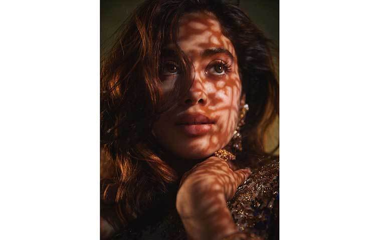 আলো ছায়ার মাঝে জাহ্নবী কাপুর।