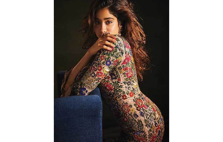 আবেদনময়ী জাহ্নবী।