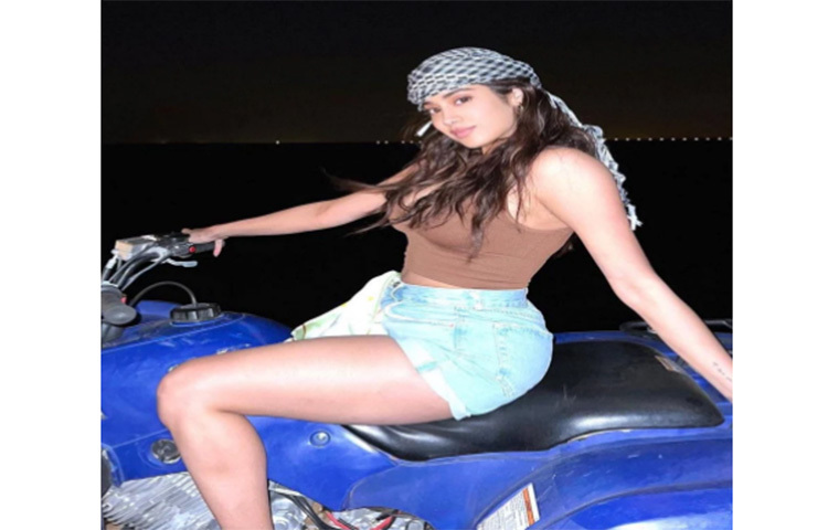 বলিউডে সুন্দর অভিনয় দিয়ে নিজের পাকা জায়গা করে ফেলেছেন অভিনেত্রী জাহ্নবী কাপুর। সম্প্রতি তারা দুই বোন ঘুরতে গিয়েছেন দুবাই। ছবি: সংগৃহীত