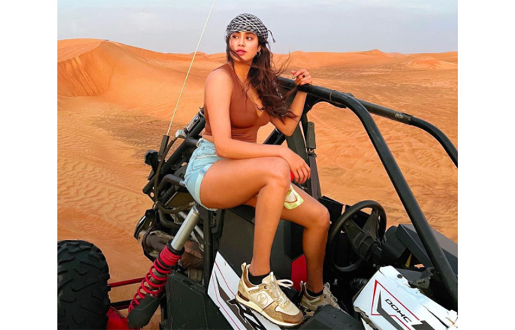 দুবাইয়ের মরুভূমিতে ফটোশুটে জাহ্নবী কাপুর। ছবি: সংগৃহীত