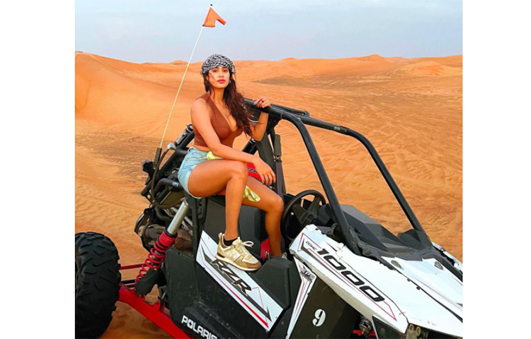 ভেস্ট ও শর্ট ডেনিমে নজরকাড়া নায়িকার সাজে জাহ্নবী কাপুর। ছবি: সংগৃহীত