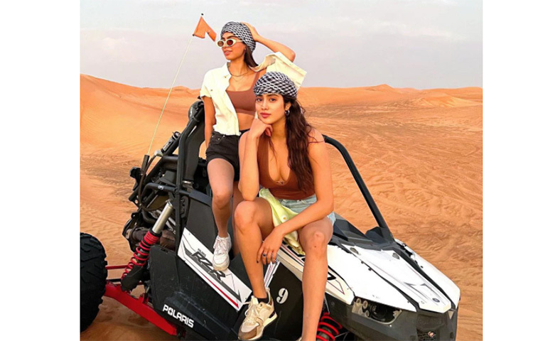 মরুভূমিতে দুজনে মিলে মজা করে ঘুরছেন। ছবি: সংগৃহীত