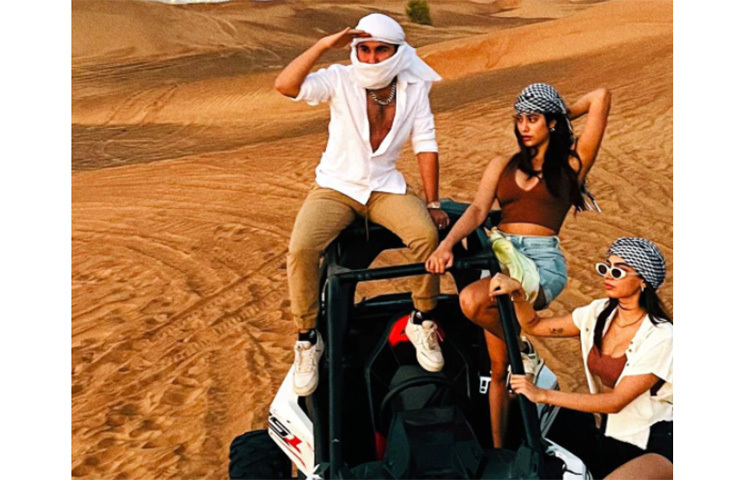 তাদের দুই বোনের সঙ্গে দুবাইতে গিয়েছেন তাদের বন্ধু ওরহান আওয়াতরামানি। ছবি: সংগৃহীত