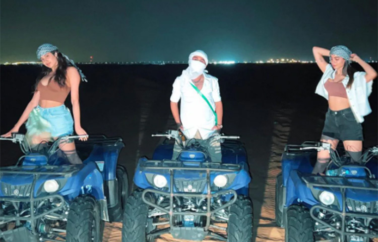 ছবির দৃশ্যের মতো করে ফটোশুটে তিন বন্ধু। ছবি সব ভাইরাল হয়েছে সোশ্যাল মিডিয়ায়। ছবি: সংগৃহীত