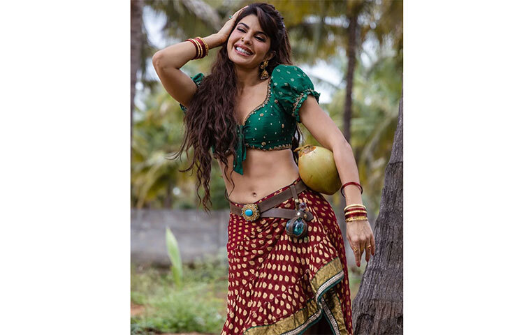 দুষ্টুমিতে মেতেছেন জ্যাকুলিন ফার্নান্দেজ। রূপে-গুণে বরাবরই তার অনুরাগীদের মুগ্ধ করেছেন তিনি। ছবি: সংগৃহীত