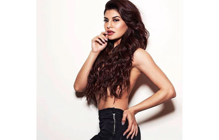 ২০০৬ সালে জেতেন মিস শ্রীলঙ্কা ইউনিভার্স খেতাব। যদিও তার জন্ম বাহরাইনে।