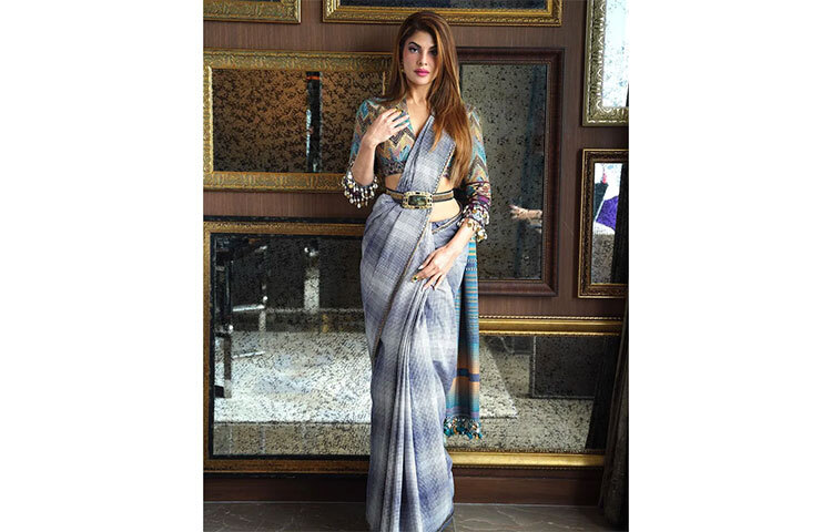 সম্প্রতি ২০০ কোটি রুপির আর্থিক তছরুপ মামলায় নাম জড়িয়েছে জ্যাকুলিনের। মূল অভিযুক্ত সুকেশ চন্দ্রশেখরের সঙ্গে তার বিভিন্ন ছবি ভাইরালও হয়েছে সোশ্যাল মিডিয়ায়। ছবি: সংগৃহীত