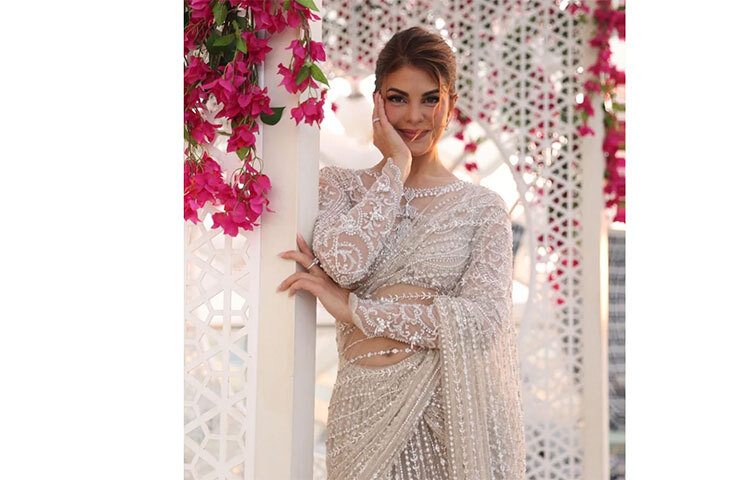 অভিনেত্রী শাড়িতে যে যথেষ্ট পারদর্শী, এই ছবিটিই তার প্রমাণ। সাদা শাড়িতে নজর কেড়েছেন তিনি। ছবি: সংগৃহীত