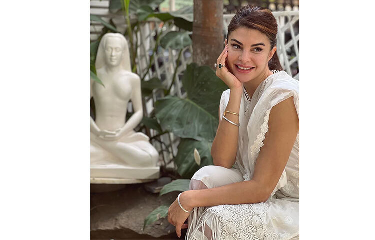 সাদা যেন জ্যাকুলিনের একটু বেশি পছন্দের। বারবার তাই সাদাকে বেছে নেন তিনি। ছবি: সংগৃহীত