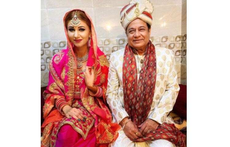 ৩৭ বছরের ছোট ছাত্রী জসলিনের সঙ্গে বিয়েটা সেরে ফেললেন পদ্মশ্রীপ্রাপ্ত গায়ক অনুপ জালোটা। সোশ্যাল মিডিয়ায় খোদ জসলিন মাথারুর পোস্ট করা ছবি থেকেই জল্পনা তুঙ্গে।