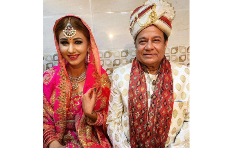 জসলিনের পোস্ট করা ছবিতে কনের বেশে দেখা যাচ্ছে জসলিন মাথারুকে। আর বরের বেশে ধরা দিয়েছেন অনুপ জালোটা। ছবিতে জসলিনের পরনে গোলাপী রঙের বিয়ের পোশাক, হাতে ‘চূড়া’ দেখা যাচ্ছে। শেরওয়ানি এবং পাগড়িতে দেখা গিয়েছে অনুপ জালোটাকে।