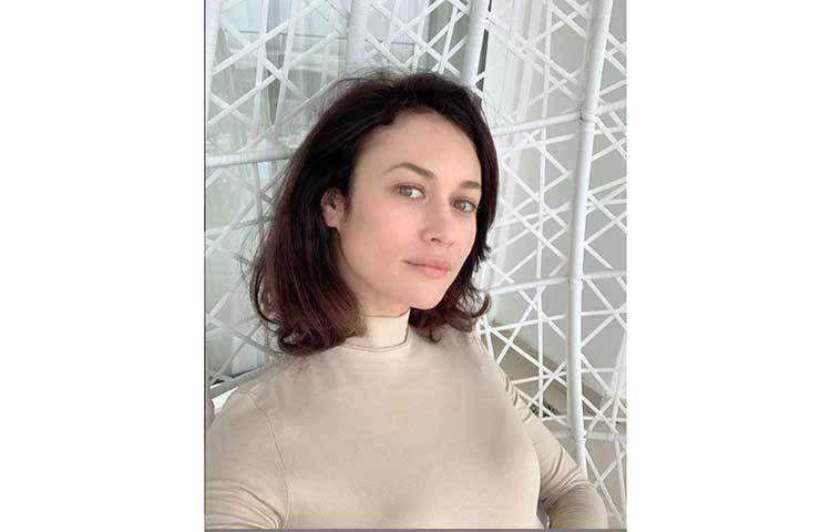 গত এক সপ্তাহ ধরে তিনি জ্বরে ভুগছেন। জ্বর যেমন পাল্লা দিয়ে বাড়তে শুরু করে, সেই সময় অলসতাও গ্রাস করতে শুরু করে তাকে। এরপরই পরীক্ষা করান। যার ফলস্বরূপ বের হয়, তিনি কোভিড-১৯ পজিটিভ।