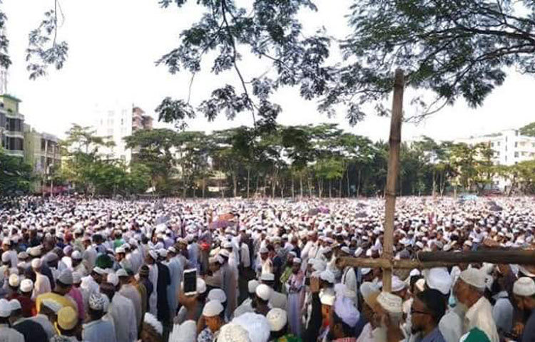 বৈরী আবহাওয়া ও চলমান লকডাউন ভেঙেই দেশবরেণ্য এই আলেমের জানাজায় অংশ নিতে বিভিন্ন স্থান থেকে ট্রাকে করে মানুষ এসে জড়ো হন বেড়তলায়।