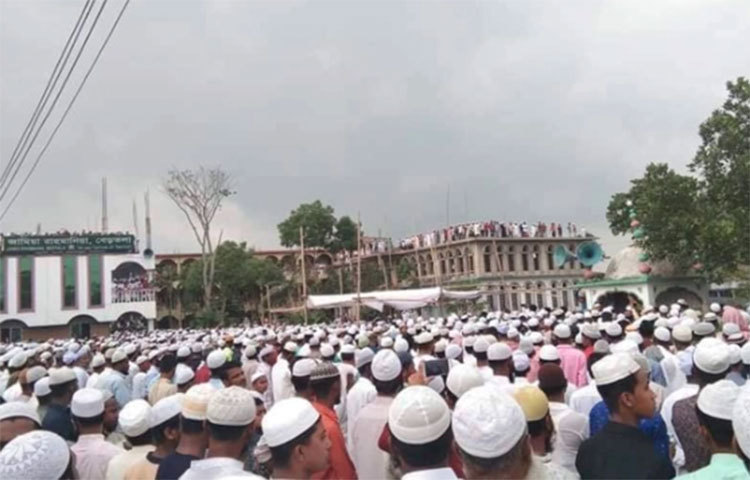 মাদরাসা মাঠে জায়গা না হওয়ায় ঢাকা-সিলেট মহাসড়কের অন্তত দুই কিলোমিটার অংশে জানাজায় অংশ নেয় মানুষ। জানাজায় ইমামতি করেন জুবায়ের আহেমদ আনসারীর দ্বিতীয় ছেলে মাওলানা আসাদুল্লাহ গালিব। পরে জানাজা শেষে মাদরাসা প্রাঙ্গণেই তার মরদেহ দাফন করা হয়।