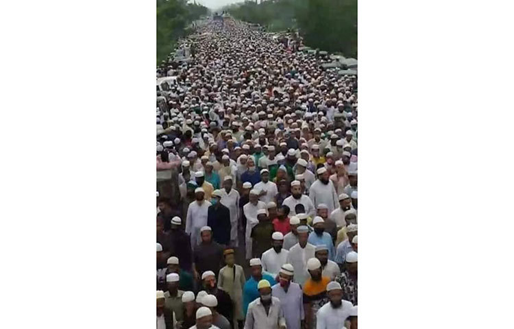 সরাইল থানা পুলিশের ভারপ্রাপ্ত কর্মকর্তা (ওসি) সাহাদাত হোসেন বলেন, জানাজায় অংশ নিতে ব্রাহ্মণবাড়িয়া ছাড়াও অন্যান্য জেলা থেকে মানুষ এসেছে। এতো মানুষ হবে সেটি আমরা বুঝতে পারিনি। লোকজন আসতে শুরু করার পর আমাদের আর কিছু করার ছিল না।