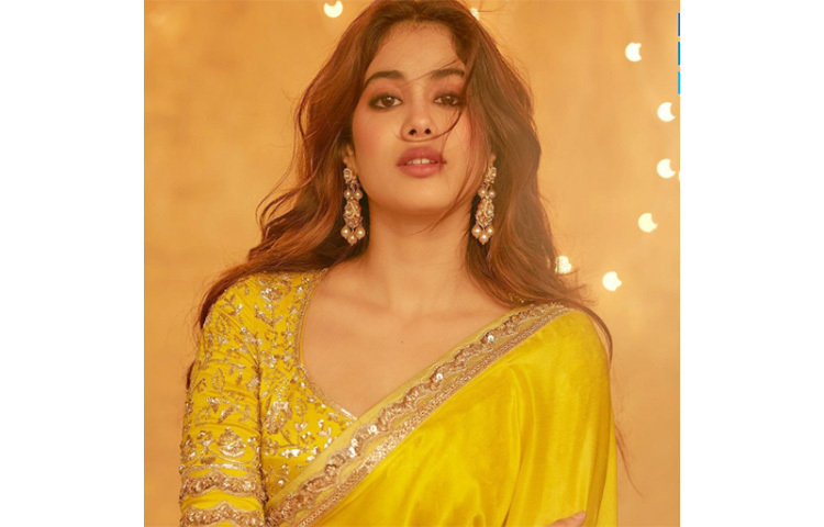 হলুদ শাড়িতে মায়াবী জাহ্নবী। ছবি: ইনস্টাগ্রাম