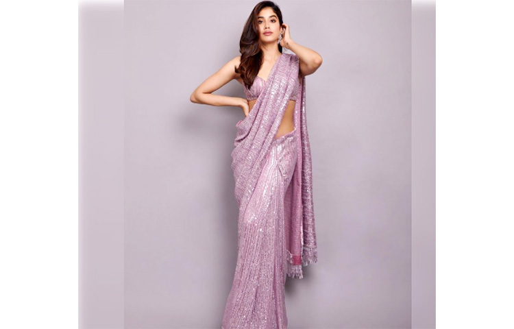 শাড়িতে সেজেছেন জাহ্নবী। ছবি: ইনস্টাগ্রাম