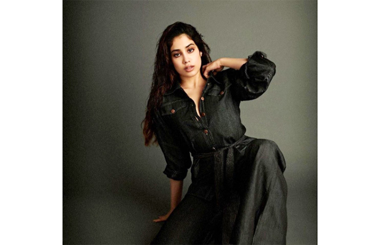 জাম্পস্যুটে মোহময়ী ভঙ্গিতে ঝড় তুলেছেন জাহ্নবী কাপুর। ছবি: ইনস্টাগ্রাম