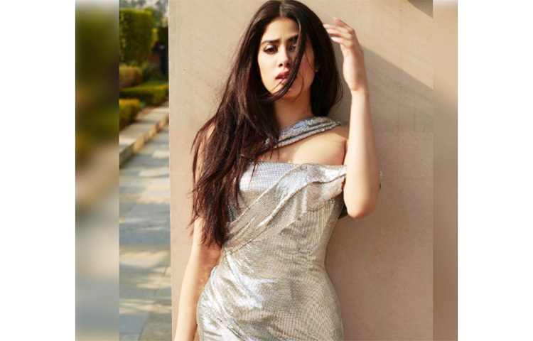 ঝলমলে পোশাকে জাহ্নবী। ছবি: ইনস্টাগ্রাম