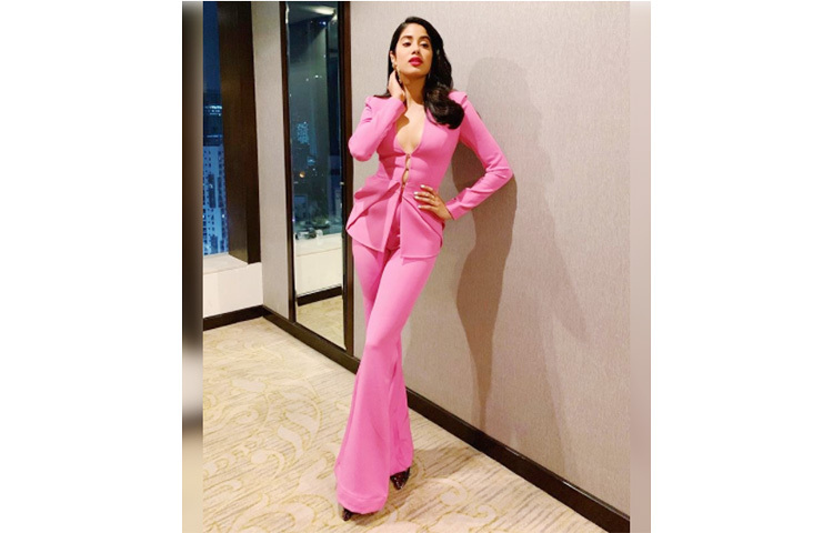 গোলাপি পাওয়ার স্যুটে দুর্দান্ত জাহ্নবী। ছবি: ইনস্টাগ্রাম