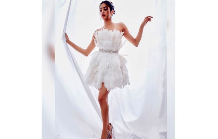 সাদা পালকের মতো পোশাকে শ্রীদেবী কন্যা। ছবি: ইনস্টাগ্রাম