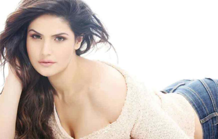 তিনি ফিল্মি ঘরানার নন। কোনো ‘গডফাদার’-ও নেই। তা সত্তে¡ও অতি সহজেই বলিউডে ঢোকার টিকিট পেয়ে গিয়েছিলেন। প্রথম ছবিতেই নায়িকা! তা-ও আবার সালমান খানের বিপরীতে কাজের সুযোগ। ছবি: সংগৃহীত