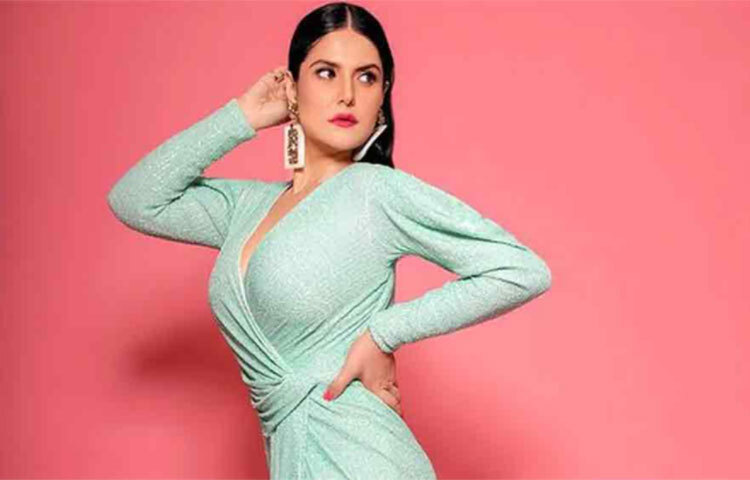 ৩৪ বছরের জেরিন জানিয়েছেন, তার পরিবারের কেউ সিনেমায় অভিনয় করেননি। এমনকি, ইন্ডাস্ট্রির অনেকেই তাকে ব্যক্তিগত ভাবে চেনেন না। ফলে বলিউডে কাজ পেতে অসুবিধা হয়েছে। ছবি: সংগৃহীত