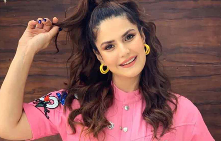 জেরিনের মতে, আজকালকার ট্রেন্ডই হলো, সকলেই সকলের বন্ধু। আর সকলেই নিজেদের বন্ধুদের সঙ্গে কাজ করছেন। আমি কখনও ইন্ডাস্ট্রির কারও সঙ্গে বন্ধুত্ব পাতানোর চেষ্টা করিনি। ফলে কাজের সুযোগ হারিয়েছি। ছবি: সংগৃহীত