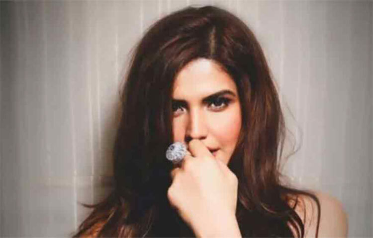 জেরিনের দাবি, অভিনেতা হিসাবে তার যথাযথ ভাবে ব্যবহার করতে পারেনি বলিউড। তার কথায়, ইন্ডাস্ট্রির বহু মানুষজন ব্যক্তিগতভাবে আমার পরিচিত নন। সে কারণে আমার অভিনয়দক্ষতা নিয়ে কিছুই জানেন না। তারা আমাকে শুধুমাত্র পর্দায় দেখেছেন। তার উপরেই ভিত্তি করেন আমার প্রতিভার বিচার করেন। ছবি: সংগৃহীত