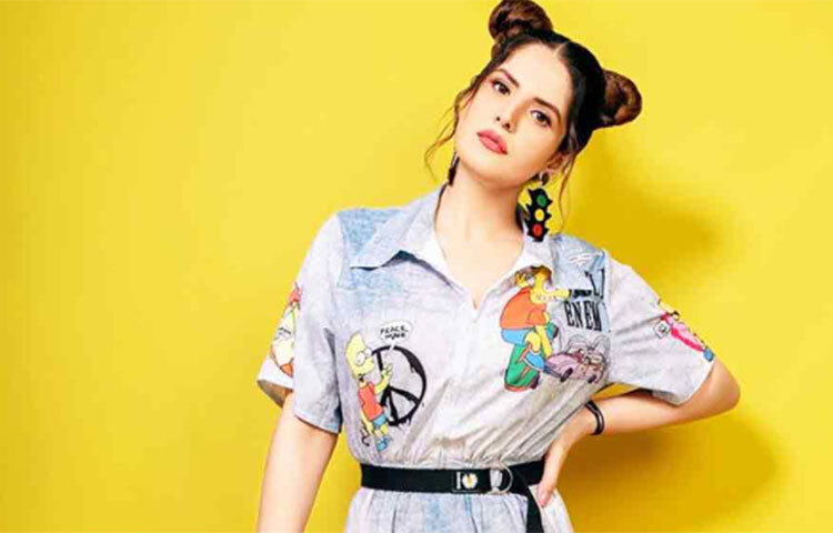 জেরিনের আকুতি, আমার অডিশন নিন। একটা সুযোগ দিন। ‘হম ভি অকেলে তুম ভি অকেলে’-তে আমার চরিত্রের উপর বেশি জোর দেওয়া হয়েছে, তা ভাল লেগেছে। ওই ছবিতে আমি শুধুমাত্র হট, সুন্দর মুখ নই। আমি কী করতে পারি, তা দেখাতে পেরেছি। ছবি: সংগৃহীত