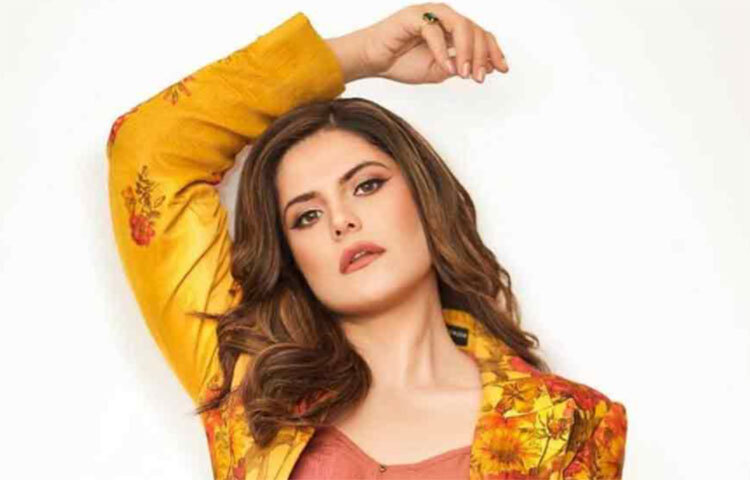 ইন্ডাস্ট্রিতে ঢোকার পর থেকেই জেরিনের সঙ্গে একটা তকমা লেগে গিয়েছিল। তিনি ক্যাটরিনা কাইফের মতো দেখতে! তবে এত বছর বলিউডে কেটে গেলেও নায়িকা হিসাবে ক্যাটের সাফল্যের ধারে কাছেও পৌঁছতে পারেননি জেরিন। ছবি: সংগৃহীত