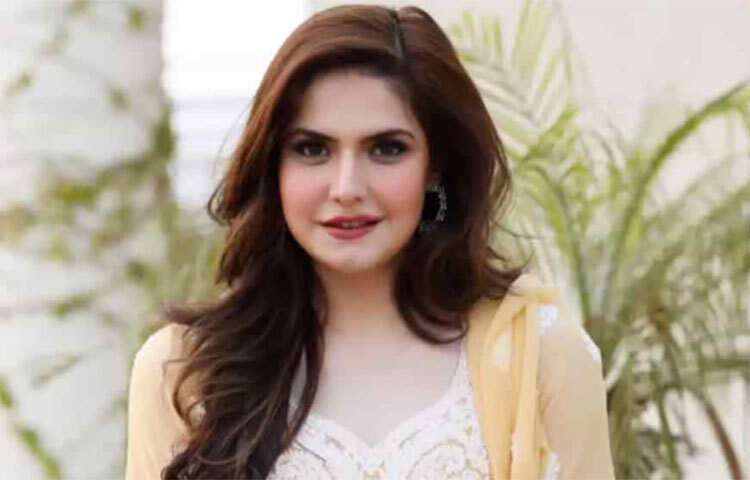 সাফল্য অধরা থাকলেও চেষ্টা করে গিয়েছেন জেরিন। ব্লকবাস্টার ছবি ‘রেডি’-তে একটি আইটেম গানে মুখ দেখানোর পর অবশ্য ‘হাউসফুল-২’ পেয়ে গিয়েছিলেন। প্রথমদিনেই সে ছবি বিপুল মুনাফা কামিয়ে নেয়। তারপর থেকে হিন্দি ছবিতে বিশেষ দাগ কাটতে পারেননি। তামিল বা তেলুগু ছবিতে কাজ করেছেন। তবে সেখানেও অধরা সাফল্য। ছবি: সংগৃহীত