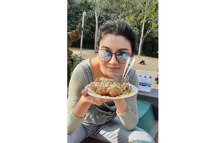 ফুচকা চটপটিতে মেতেছেন দুই বাংলার জনপ্রিয় অভিনেত্রী জয়া আহসান।