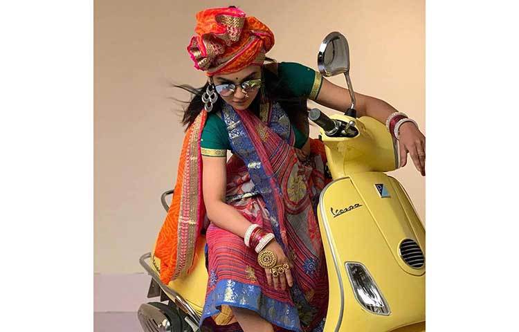 সামাজিক যোগাযোগ মাধ্যমে এই প্রকাশ করার পর জয়া আহসানের ভক্তরা মজার মজার মন্তব্য করতে শুরু করেন।