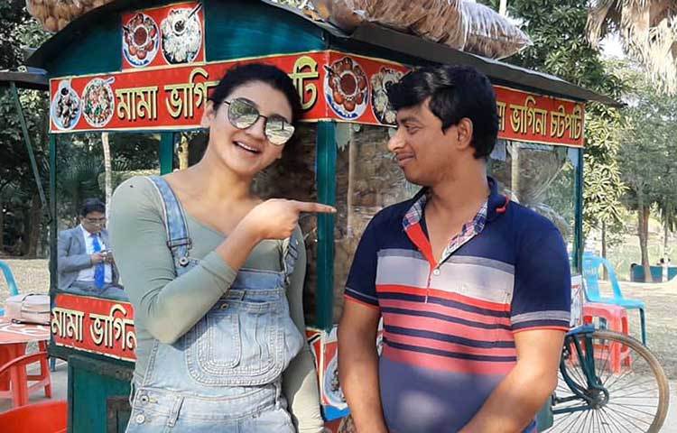 মামা-ভাগিনা চটপটির ওয়ালার সাথে জয়া আহসান।