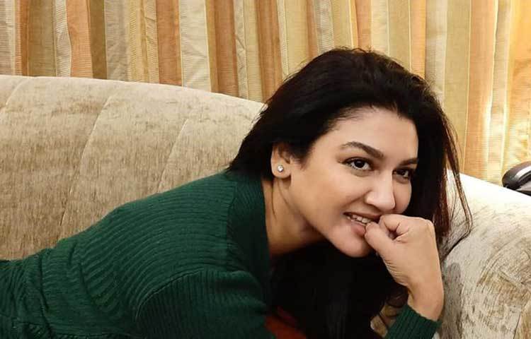 জয়ার চিরচেনা হাসি।