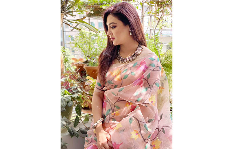 শাড়িতে বাঙ্গালি কন্যা জয়া। ছবি: ফেসবুক